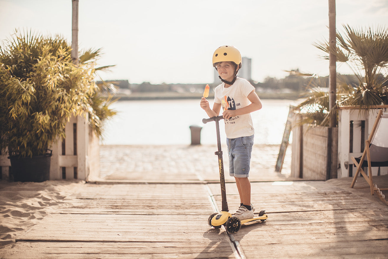 Scoot & Ride Highwaykick 3 LED foldaway scooter - Lemon