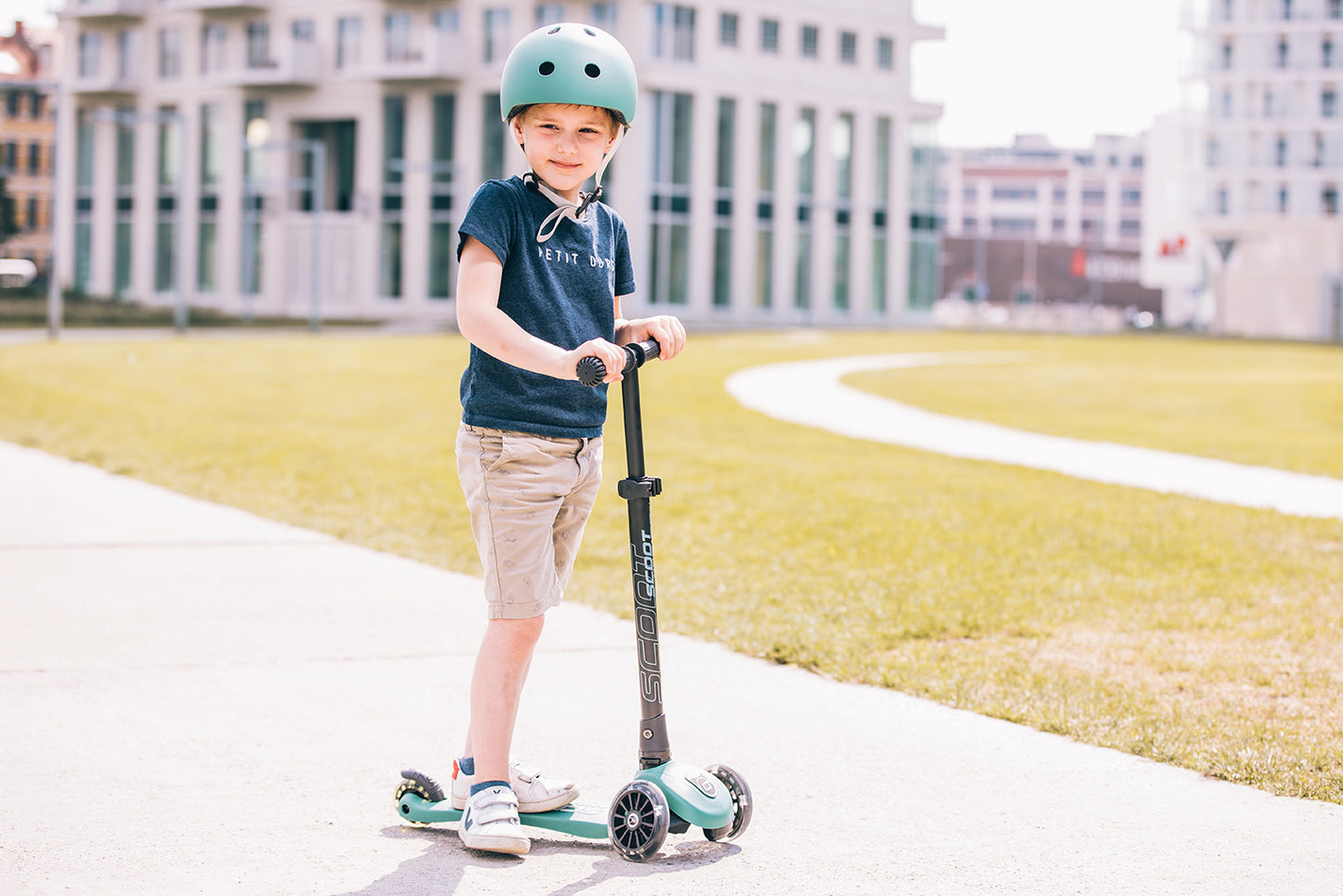 Scoot & Ride Highwaykick 3 LED foldaway scooter - Forest