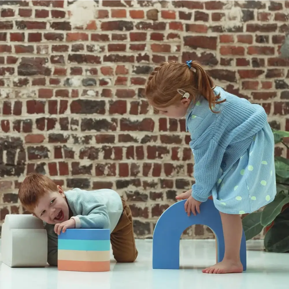 Children plauing with the Moes rainbow and mini set