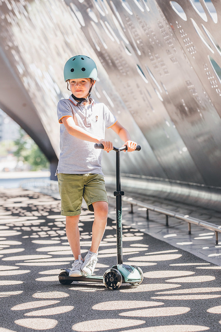 Scoot & Ride Highwaykick5 LED Scooter - Forest