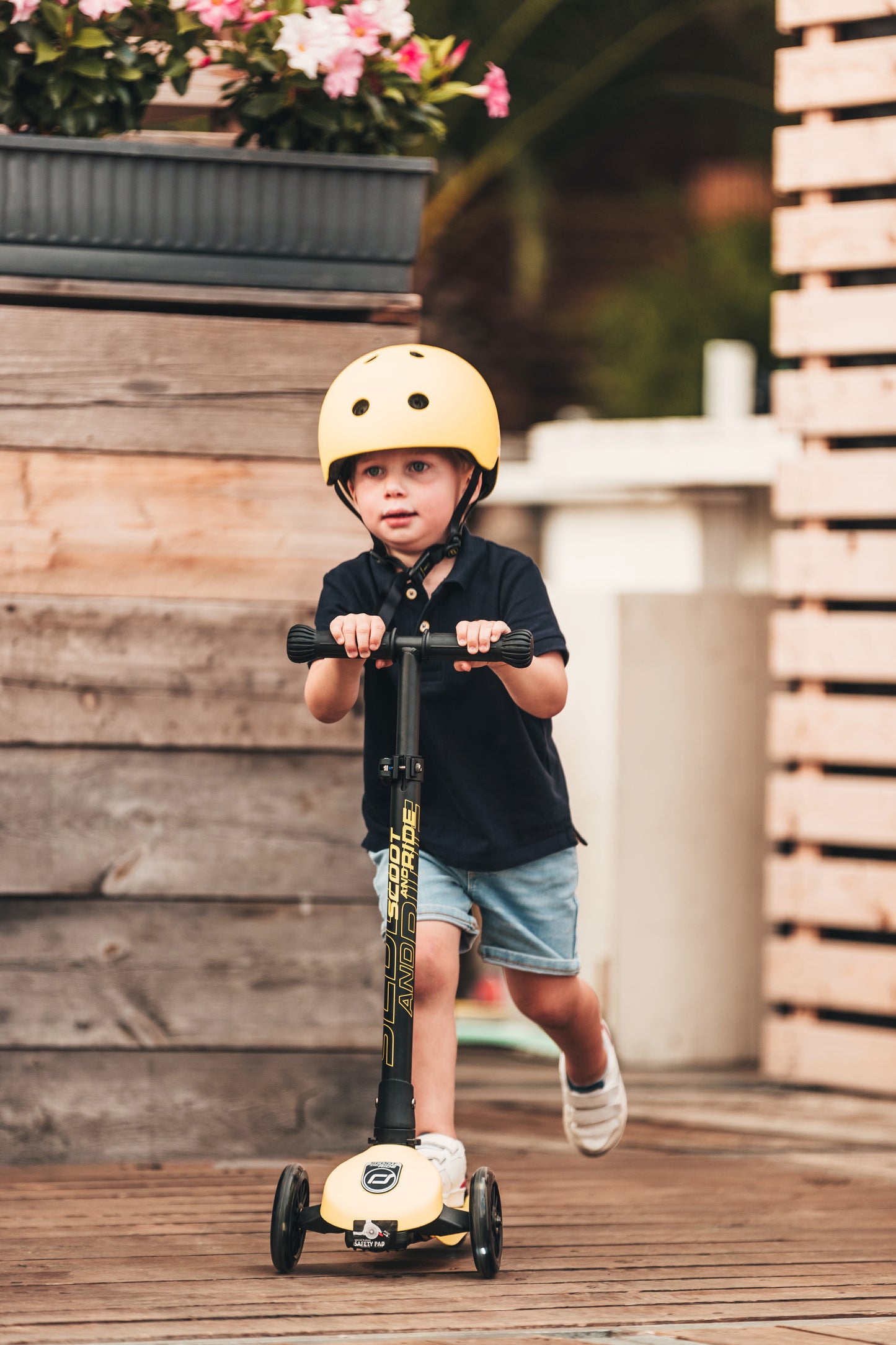 Scoot & Ride Highwaykick 3 LED foldaway scooter - Lemon