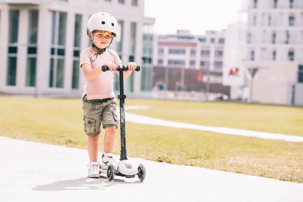 Scoot & Ride Highwaykick 3 LED foldaway scooter - Ash